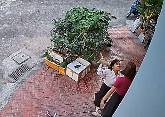 Hai mẹ con chị Liên đang chơi trước nhà thì bất ngờ bị bà H. sang chửi bới, hành hung