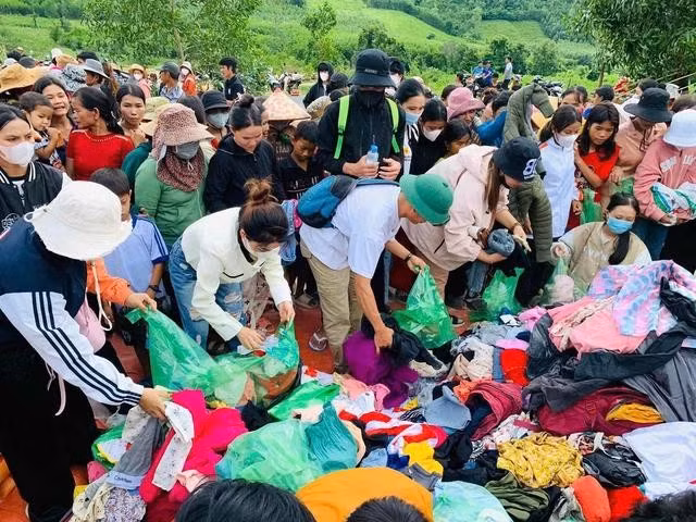 Ngoài các hoạt động vì trẻ em, nhóm thiện nguyện Nụ cười còn tổ chức tặng quà, quần áo cho bà con vùng cao