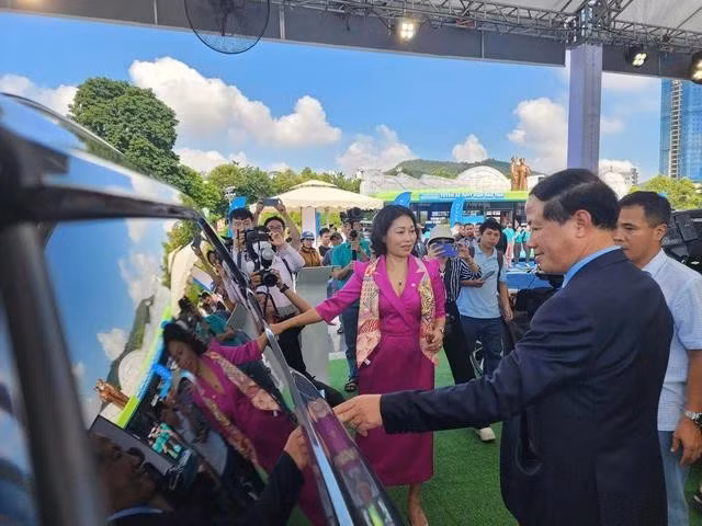 Lãnh đạo tỉnh Bình Định tham quan khu trưng bày, giới thiệu sản phẩm của Vingroup