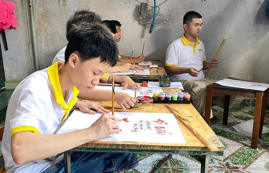 Các em học sinh lớp thư pháp An Yên đang tập trung luyện chữ. Ảnh: S.C cac-em-hoc-sinh-lop-thu-phap-an-yen-dang-tap-trung-luyen-chu.jpg