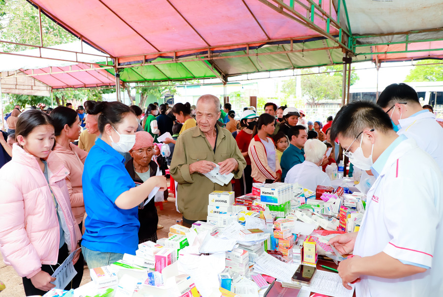 Phát thuốc miễn phí cho người dân xã Ia Nan. Ảnh: H.N phat-thuoc-mien-phi-cho-nguoi-dan-xa-ia-nan.jpg