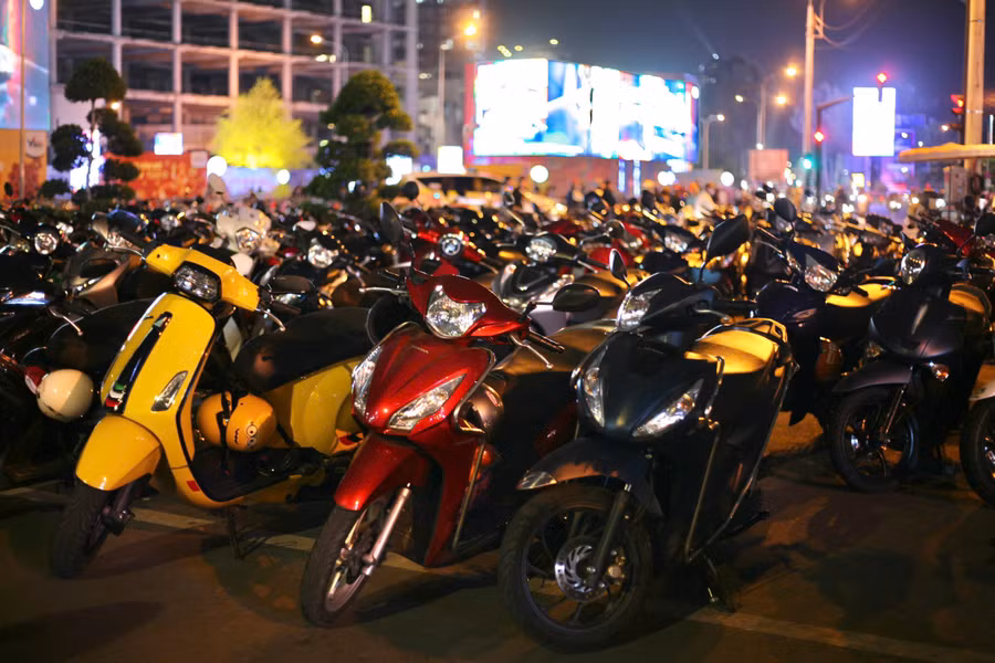 Các điểm giữ xe ở khu vực trung tâm kín chỗ, giá dao động từ khoảng 20.000-30.000 đồng/chiếc