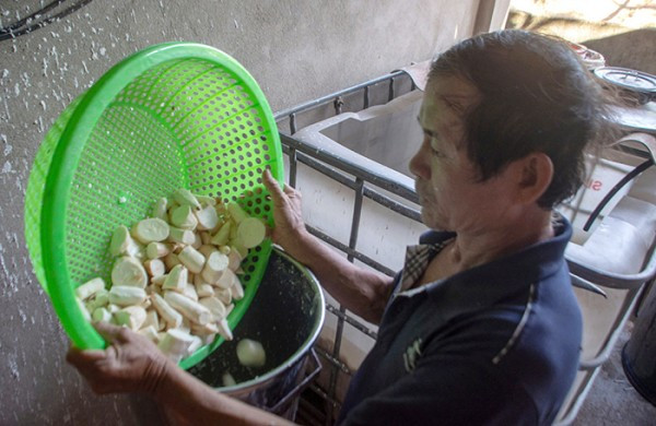 Để có được những tấm phở thơm ngon, đảm bảo chất lượng, đòi hỏi quá trình sản xuất phải trải qua nhiều công đoạn khá công phu. Để có được những tấm phở thơm ngon, đảm bảo chất lượng, đòi hỏi quá trình sản xuất phải trải qua nhiều công đoạn khá công phu.