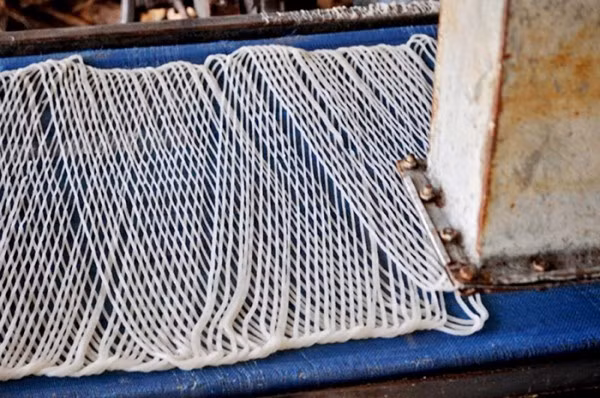 Từ sản xuất thủ công, đến nay, quy trình làm phở đã được cải tiến một số công đoạn để tăng năng suất và chất lượng.