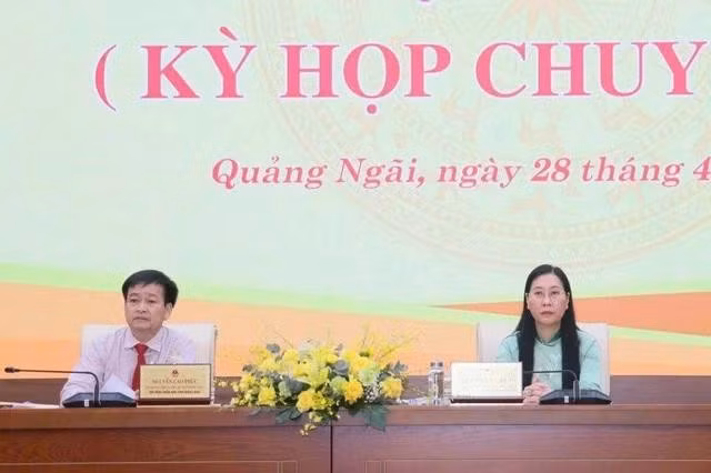 Bà Bùi Thị Quỳnh Vân, Bí thư Tỉnh ủy, Chủ tịch HĐND tỉnh Quảng Ngãi (bên trái) chủ trì kỳ họp thứ 33 HĐND tỉnh Quảng Ngãi