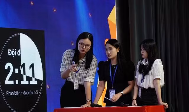 Ba cô gái Tâm Nghi, Thảo Vi, Tuyết Vy (từ trái sang) đã làm việc nhóm ăn ý, phản biện đầy tính thuyết phục