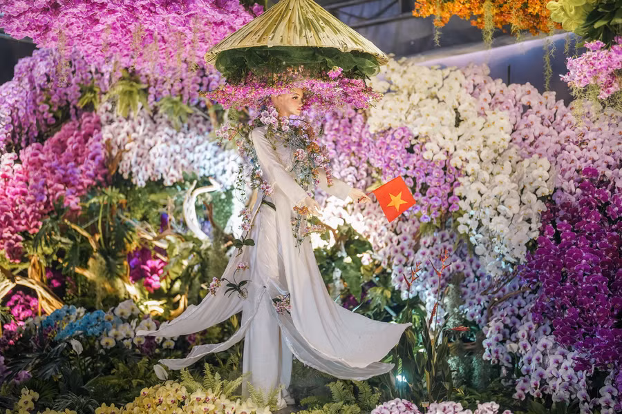 Bên trong không gian hoa lan "Hồn Việt" mang đến cho du khách cảm giác được "tắm hoa" bằng mắt và cảm nhận hương thơm. Tác phẩm Hồn Việt đã đoạt giải Bạc tại triển lãm Hoa lan Quốc tế Đài Loan - TIOS 2025