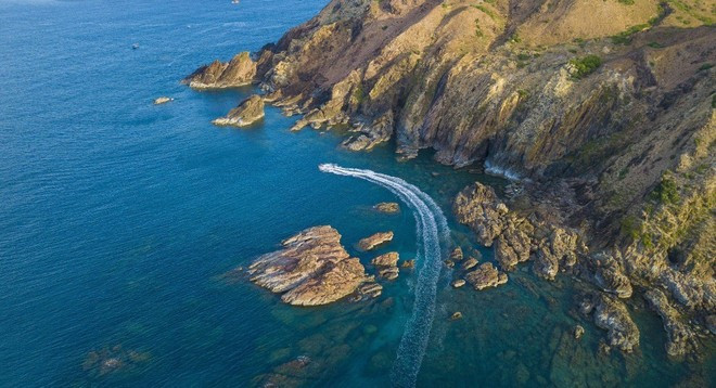 Cảnh đẹp Eo Gió thuộc xã đảo Nhơn Lý, thành phố Quy Nhơn (tỉnh Bình Định) ngày nay. (Ảnh: Minh Đức/TTXVN) Cảnh đẹp Eo Gió thuộc xã đảo Nhơn Lý, thành phố Quy Nhơn (tỉnh Bình Định) ngày nay. (Ảnh: Minh Đức/TTXVN)
