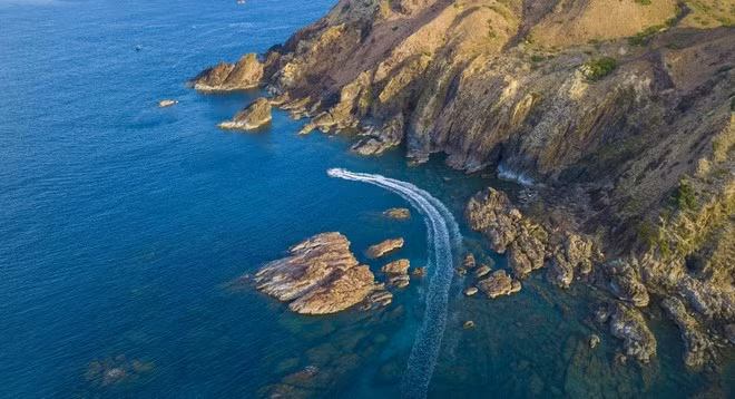 Cảnh đẹp Eo Gió thuộc xã đảo Nhơn Lý, thành phố Quy Nhơn (tỉnh Bình Định) ngày nay. (Ảnh: Minh Đức/TTXVN)