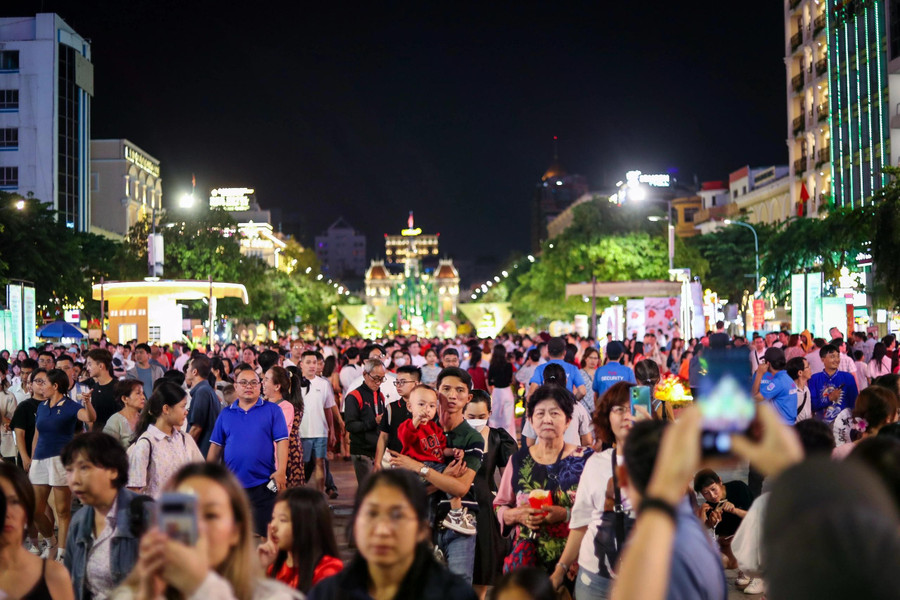 Thời tiết se lạnh đêm giao thừa khiến nhiều người cảm thấy dễ chịu