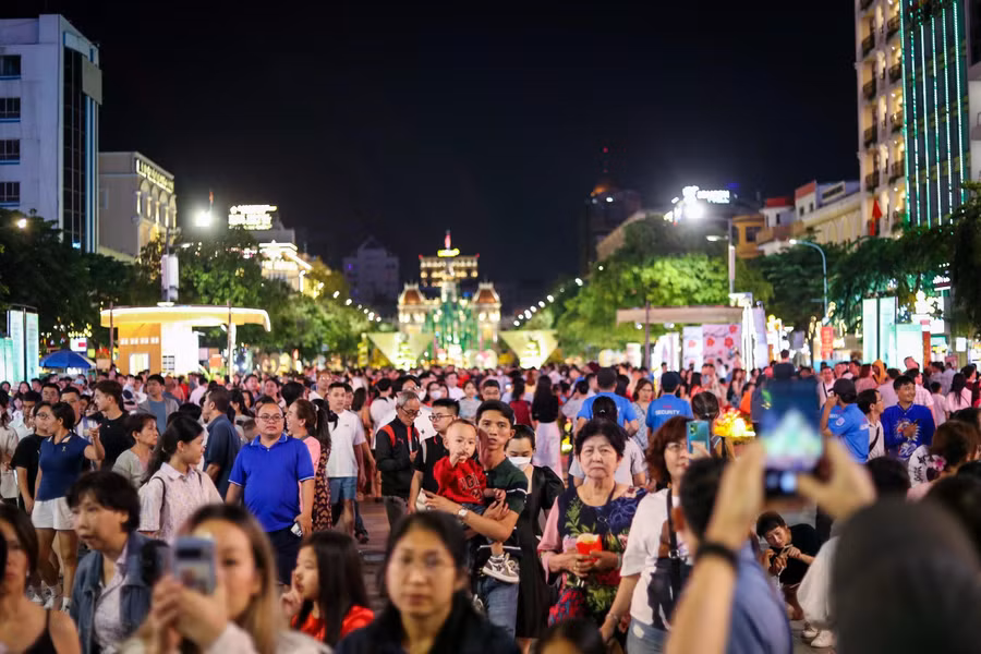 Thời tiết se lạnh đêm giao thừa khiến nhiều người cảm thấy dễ chịu