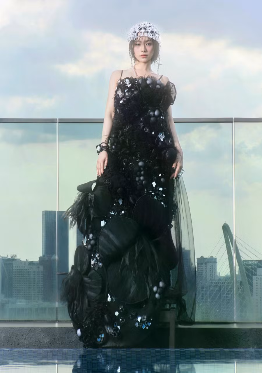 Ở tuổi 40, nữ ca sĩ gây ấn tượng bởi nhan sắc trẻ trung cùng phong cách thời trang biến hóa linh hoạt. Trong ảnh, nữ ca sĩ toát lên vẻ huyền bí với chiếc váy đen độc đáo. Ảnh: SBHN