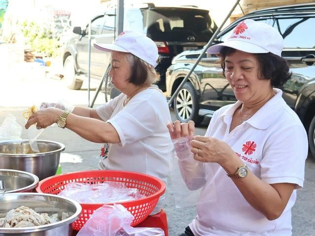 Cô Phương Dung (thứ 2, từ trái sang phải) cảm thấy hạnh phúc vì được làm công việc thiện nguyện Cô Phương Dung (thứ 2, từ trái sang phải) cảm thấy hạnh phúc vì được làm công việc thiện nguyện