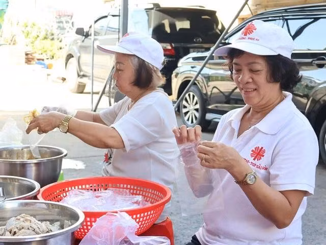 Cô Phương Dung (thứ 2, từ trái sang phải) cảm thấy hạnh phúc vì được làm công việc thiện nguyện