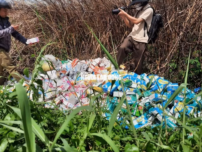 Thuốc, thực phẩm chức năng bỏ ở khu đất đường Nguyễn Văn Linh, TP HCM, hôm 6-6. Ảnh: LƯ THẾ HÙNG