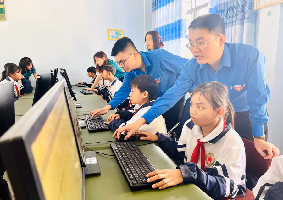 doan-vien-thanh-nien-huong-dan-thieu-nhi-su-dung-may-tinh-gop-phan-nang-cao-chat-luong-chuyen-doi-so-jpg.jpg