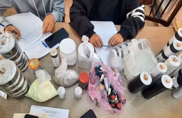 Các viên pháo nổ và dụng cụ, nguyên liệu làm pháo bị công an thu giữ tại nhà ông Q.