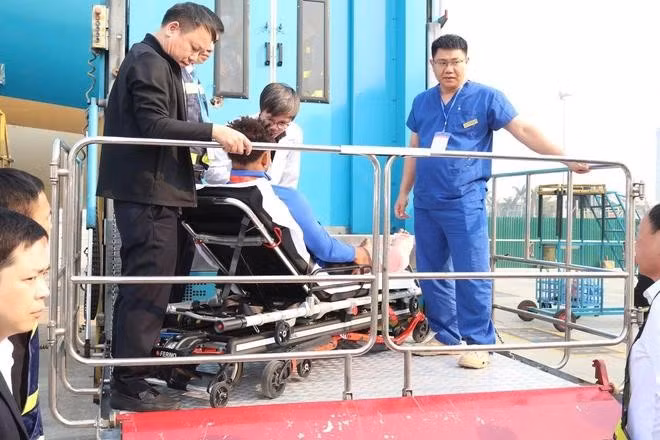 Xuân Son nhận được sự chăm sóc đặc biệt trên chuyến bay về Việt Nam