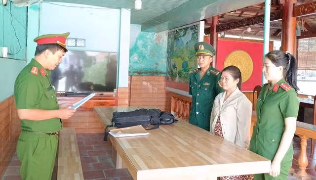 Công an đọc lệnh bắt giữ đối tượng Nguyễn Thị Hoa