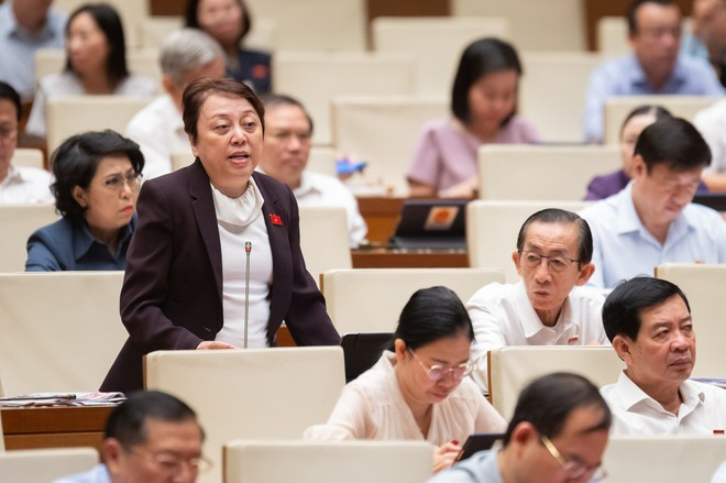 Đại biểu Phạm Khánh Phong Lan đặt câu hỏi nếu nhân văn với tội phạm thì thân nhân của những nạn nhân và những người đã chết vì những tội lỗi này sẽ cảm thấy như thế nào. (Ảnh: CTV/Vietnam+) Đại biểu Phạm Khánh Phong Lan đặt câu hỏi nếu nhân văn với tội phạm thì thân nhân của những nạn nhân và những người đã chết vì những tội lỗi này sẽ cảm thấy như thế nào. (Ảnh: CTV/Vietnam+)