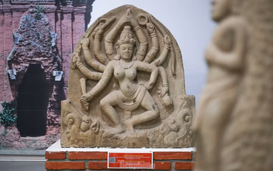 Phù điêu nữ thần Mahishasuramardini, niên đại đầu thế kỷ XII, phát hiện năm 1989 tại phế tích tháp Rừng Cấm, thuộc thôn Thủ Thiện Thượng, xã Bình Nghi, huyện Tây Sơn, tỉnh Bình Định. Năm 2015, tượng được công nhận bảo vật quốc gia. Ảnh: Trương Định.