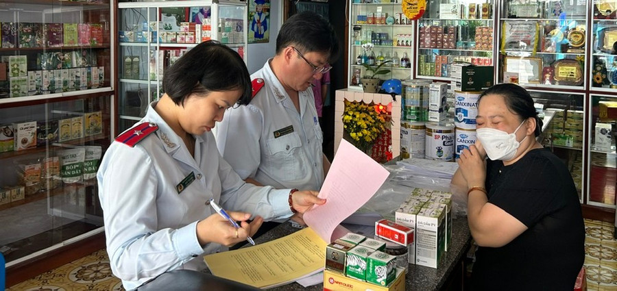 Thanh tra Sở Y tế Lâm Đồng xử phạt một cơ sở kinh doanh thuốc vi phạm. Ảnh: ĐOÀN KIÊN Thanh tra Sở Y tế Lâm Đồng xử phạt một cơ sở kinh doanh thuốc vi phạm. Ảnh: ĐOÀN KIÊN