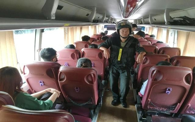 Trên xe luôn có từ 40 - 50 người, nhưng chỉ 3 - 5 người là hành khách thật, còn lại là nhân viên và "chim mồi" Trên xe luôn có từ 40 - 50 người, nhưng chỉ 3 - 5 người là hành khách thật, còn lại là nhân viên và "chim mồi"