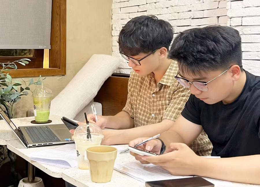 gia-huy-ao-den-cung-ban-hoc-tap-lam-viec-nhom-tai-mot-quan-cafe.jpg
