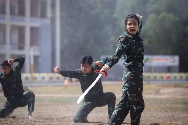 Nữ chiến đấu viên đặc công thực hành sử dụng binh khí