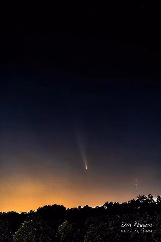 Theo Hội Thiên văn Hà Nội (HAS), 15.10 hôm nay bạn có khoảng một giờ rưỡi để quan sát sao chổi C/2023 A3. Tầm nhìn ngày càng được cải thiện, tuy nhiên độ sáng của sao chổi này giảm dần. Hãy bắt đầu tìm kiếm C/2023 A3 từ sau 18 giờ, lúc này, nó đang lơ lửng ở cao khoảng 20° so với đường chân trời