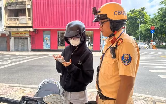 Nếu các giấy tờ đã được tích hợp vào tài khoản định danh điện tử thì việc xuất trình, kiểm tra có thể thực hiện thông qua tài khoản định danh điện tử