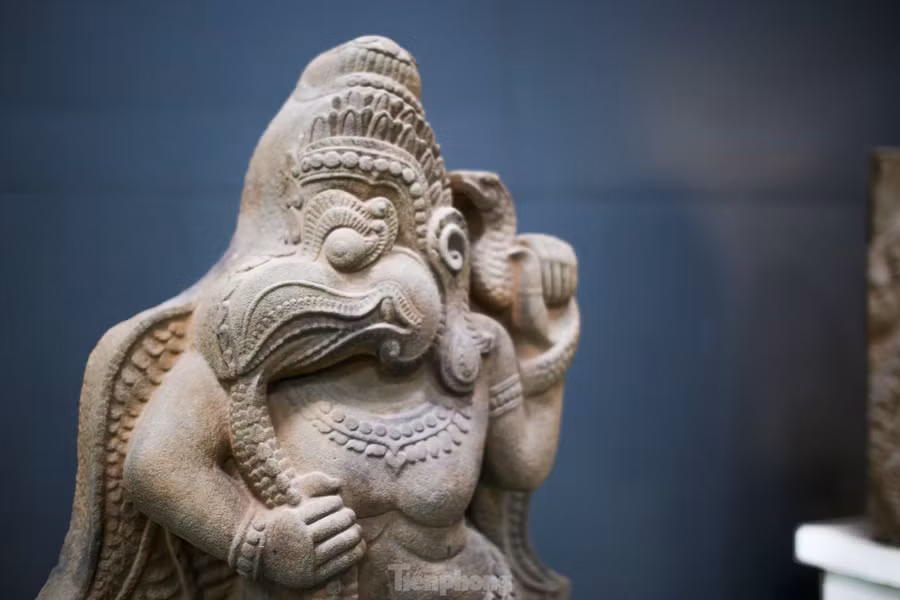 Chim thần Garuda phổ biến trong nghệ thuật điêu khắc Chămpa, thường thể hiện đầu thú (sư tử) mỏ chim, tay người, thân người, chân thú. Trong nghệ thuật tạo hình điêu khắc Chămpa, hình tượng Garuda thường gắn với thần Vishnu hoặc trong tư thế diệt rắn Naga. Ảnh: Trương Định.