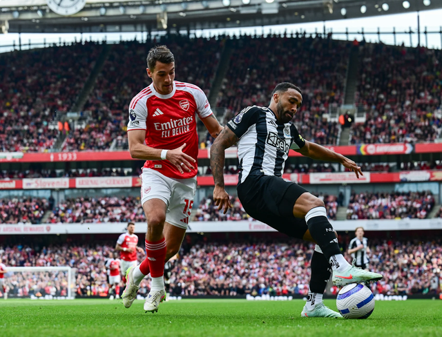 Ngày làm việc vất vả của hàng thủ Arsenal Ngày làm việc vất vả của hàng thủ Arsenal