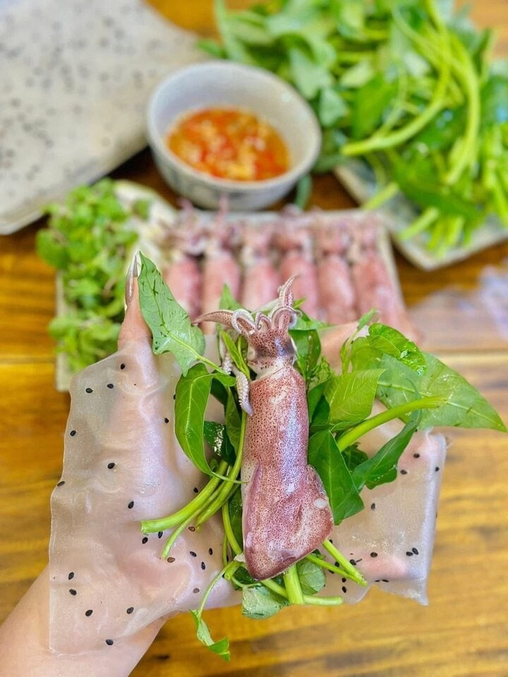 Món mực hấp cuốn rau muống bánh tráng được nhiều người ưa chuộng trong mùa hè nóng bức vì rất thanh mát và dễ ăn. Món mực hấp cuốn rau muống bánh tráng được nhiều người ưa chuộng trong mùa hè nóng bức vì rất thanh mát và dễ ăn.