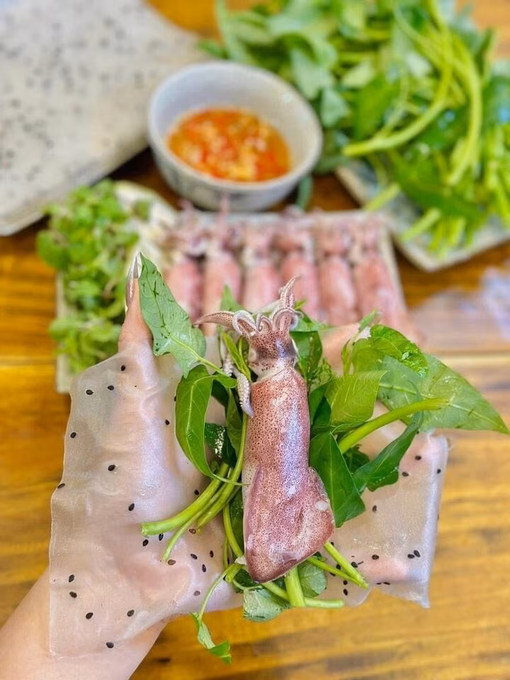 Món mực hấp cuốn rau muống bánh tráng được nhiều người ưa chuộng trong mùa hè nóng bức vì rất thanh mát và dễ ăn.
