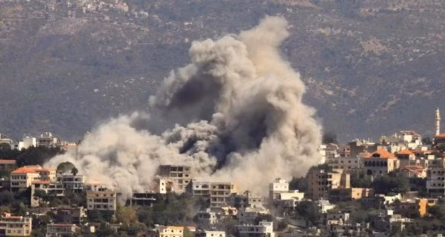 Khói bốc lên từ địa điểm xảy ra cuộc không kích của Israel nhắm vào làng Khiam ở miền nam Li Băng gần biên giới với Israel vào ngày 3.10