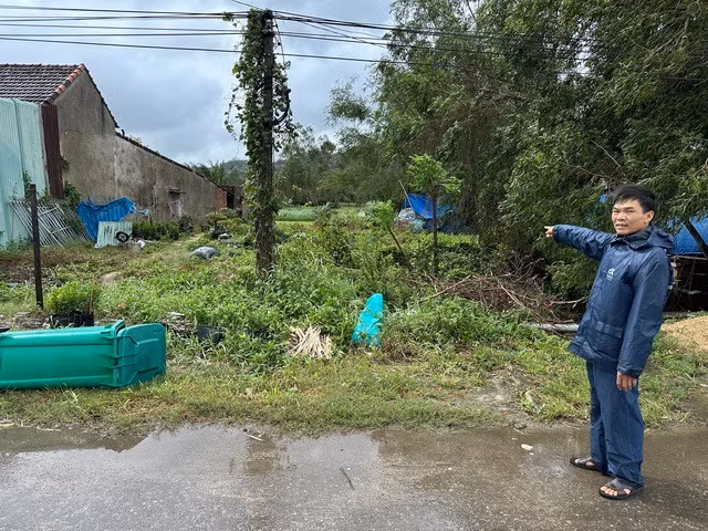 Ông Nguyễn Đình Nguyên đứng trước thửa đất 875