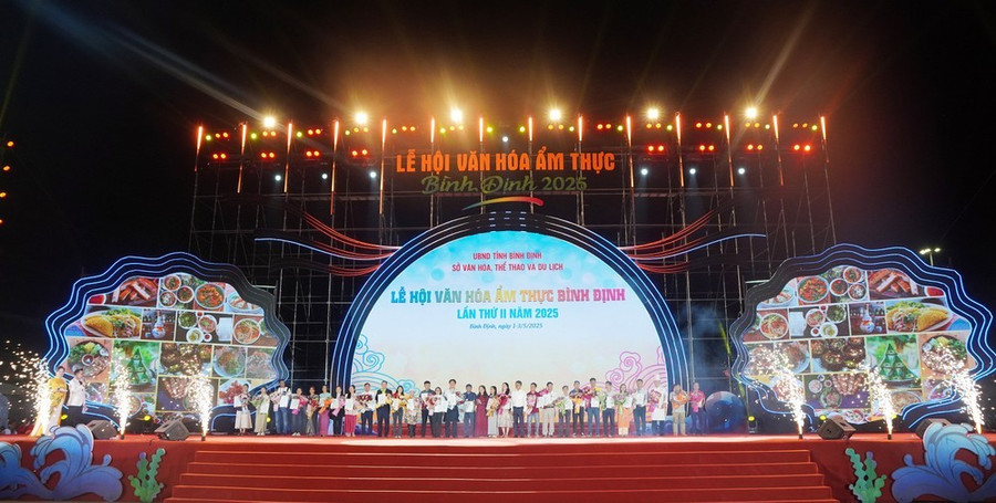 Vinh danh các đơn vị, đầu bếp, chuyên gia ẩm thực tại đêm khai mạc Vinh danh các đơn vị, đầu bếp, chuyên gia ẩm thực tại đêm khai mạc