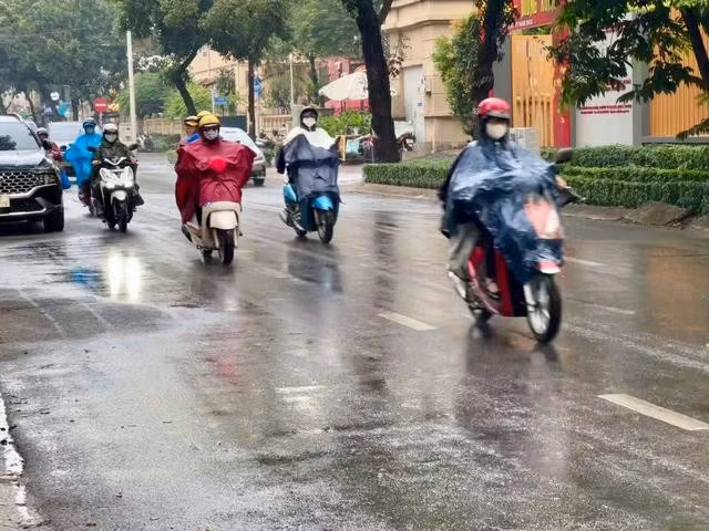 Sáng nay, TP.HCM tiếp tục xuất hiện mưa trái mùa ở nhiều nơi. Trạng thái La Nina khiến mưa trái mùa xuất hiện thường xuyên trong mùa khô năm nay ở Nam bộ