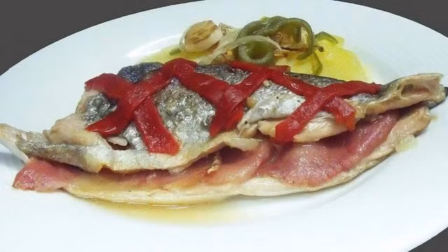 Cá hồi Navarra là món ăn truyền thống từ vùng Navarre, từ sự kết hợp của cá hồi, giăm bông serrano, bột mì, chanh, rau mùi tây, dầu ô liu và muối. Cá hồi được ướp muối, lăn qua bột mì và chiên trong dầu ô liu cho đến khi vàng giòn và chín tới. Sau đó, cá được nhồi với những miếng giăm bông serrano đã xào và vắt nước chanh lên trên