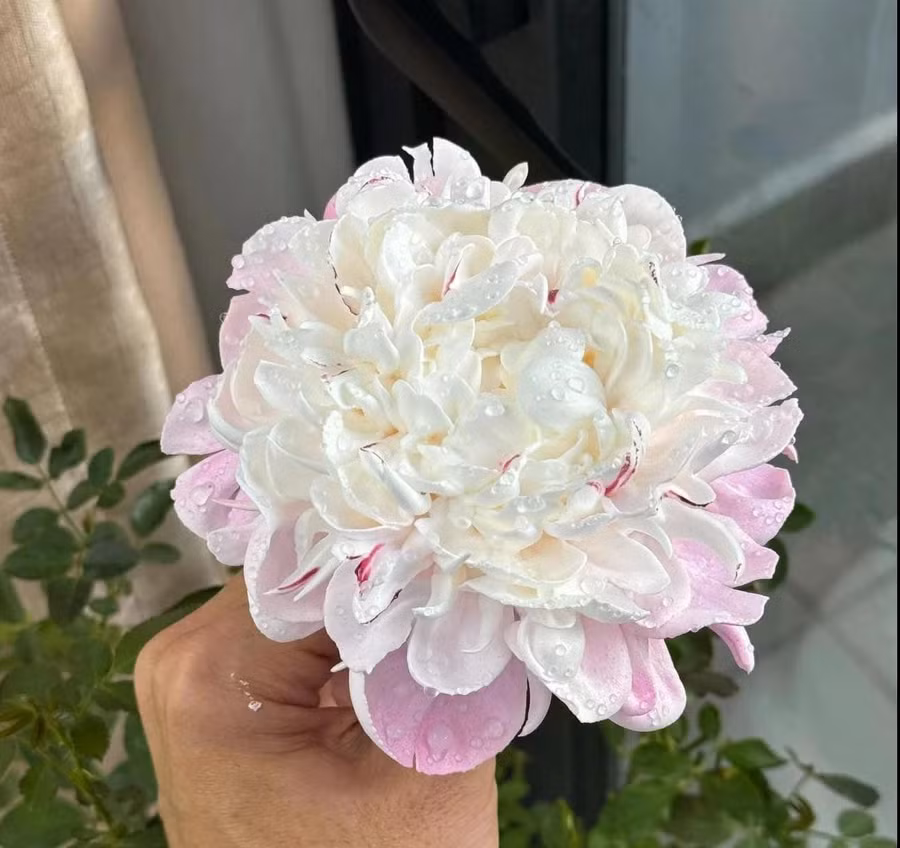 Anh Lương chia sẻ: "Nguyên liệu để làm hoa rất dễ kiếm, thao tác dễ dàng chỉ cần đánh kem lên là dùng được. Mình chỉ cần thêm vài dụng cụ cơ bản như: đui bắt hoa, kéo, màu thực phẩm, túi đựng kem..."