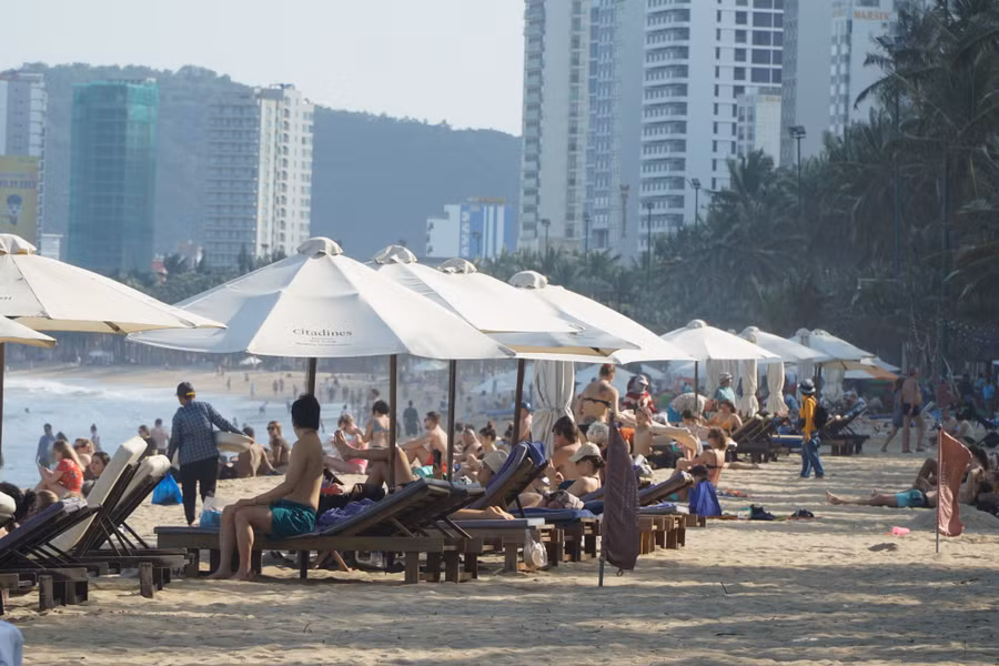 Anh Phạm Quý Ngọc (người dân TP Nha Trang) cho biết tình trạng cho thuê ghế, dù, áo phao trên bờ biển rất lộn xộn, nhếch nhác. "Những người cho thuê để tràn lan đồ đạc nên nhiều khi du khách và dân địa phương không có nhu cầu cũng không biết ngồi đâu để ngắm biển cả, thiết nghĩ các cơ quan công quản lý nên chấn chỉnh vấn đề này để trả lại không gian thông thoáng cho bãi biển Nha Trang", anh Ngọc nói.