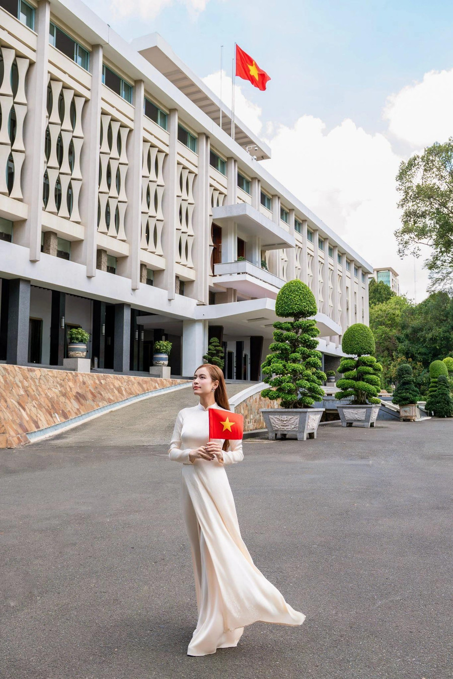 Hoàng Thùy Linh gây xúc động khi chia sẻ hình ảnh diện áo dài, tay cầm lá cờ đỏ sao vàng chụp tại Dinh Độc Lập. Kèm theo đó, giọng ca See tình viết: “Chúng ta là người Việt Nam”