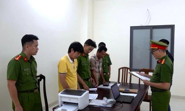 Bị can Đạo (áo vàng) và bị can Tý nghe đọc lệnh khởi tố Bị can Đạo (áo vàng) và bị can Tý nghe đọc lệnh khởi tố