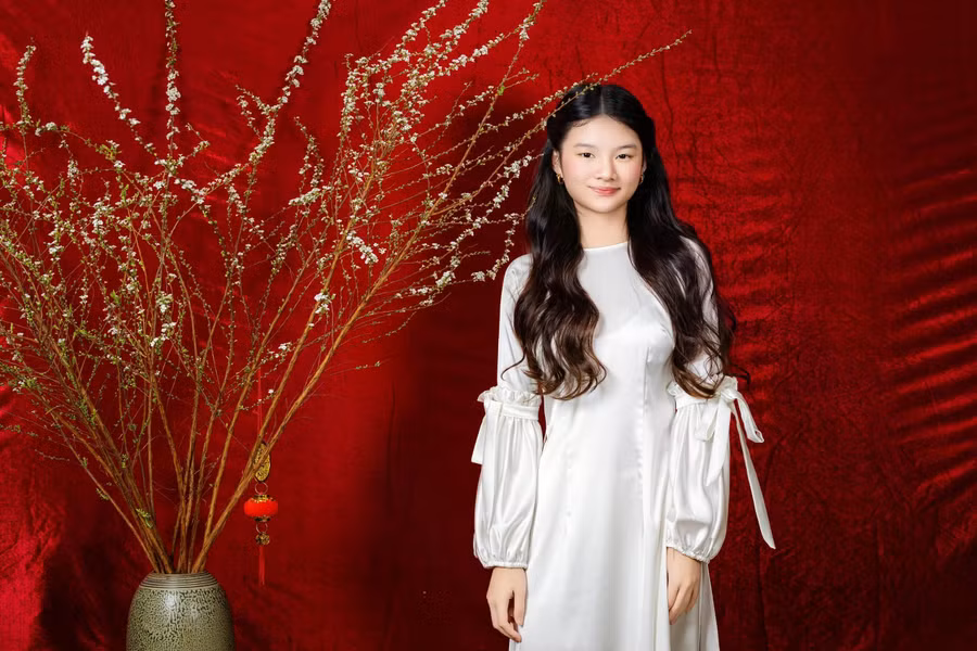 Bảo Tiên ra dáng thiếu nữ ở tuổi 16, sở hữu gương mặt thanh tú, đậm chất Á Đông. Trước nay, cô bé ít hoạt động trên mạng xã hội, thường chỉ lộ diện trong những dịp quan trọng qua hình ảnh chụp cùng cha mẹ. Ảnh: NVCC