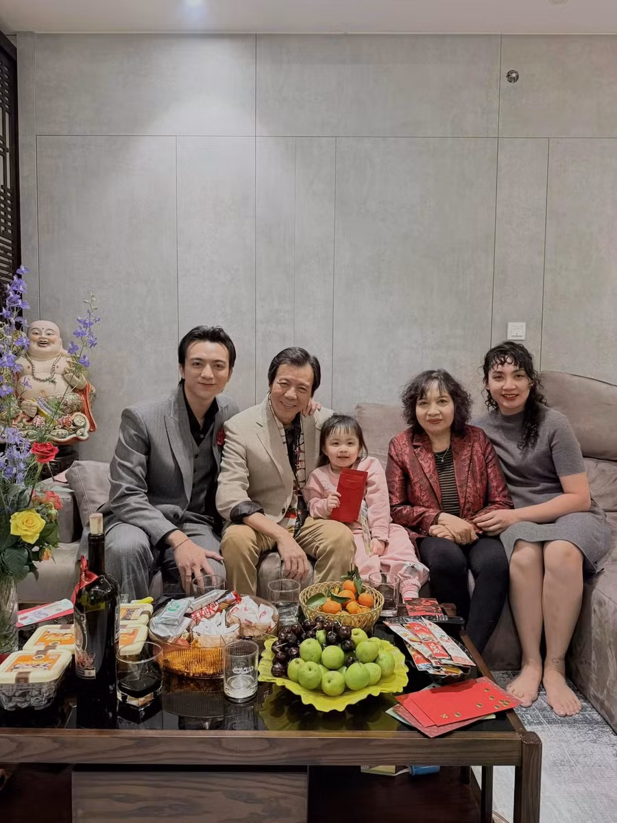 "Giây phút mong chờ nhất năm, được đoàn tụ với gia đình sau một năm vất vả và miệt mài. Cảm ơn 2024 đã dành cho Soobin quá nhiều điều tuyệt vời và may mắn, cảm ơn gia đình, những người anh em, bạn bè, các đối tác và các bạn fan đã luôn ở bên và sát cánh cùng Soobin trong năm vừa qua. Hy vọng 2025 sẽ là một năm đáng nhớ nữa", Soobin Hoàng Sơn chia sẻ