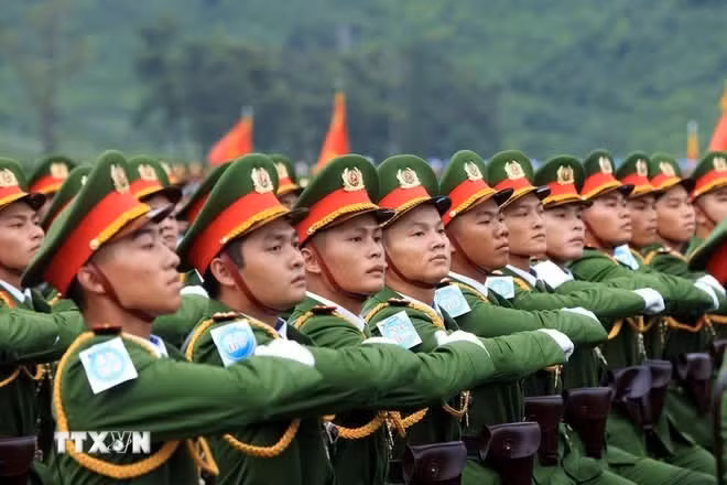 Khối chiến sỹ Công an nhân dân tham gia tổng hợp luyện lực lượng diễu binh, diễu hành thực hiện nhiệm vụ A80. (Ảnh: Tuấn Anh/TTXVN)