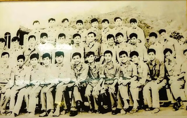 Tập thể cán bộ, chiến sĩ Đồn biên phòng Pò Hèn chụp hình lưu niệm, tháng 12.1978