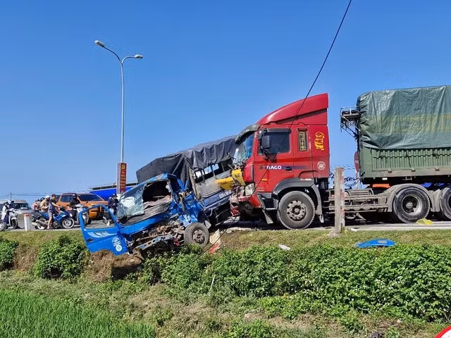 Hiện trường vụ tai nạn liên hoàn xảy ra trên QL1 đoạn qua địa phận H.Thăng Bình (Quảng Nam)