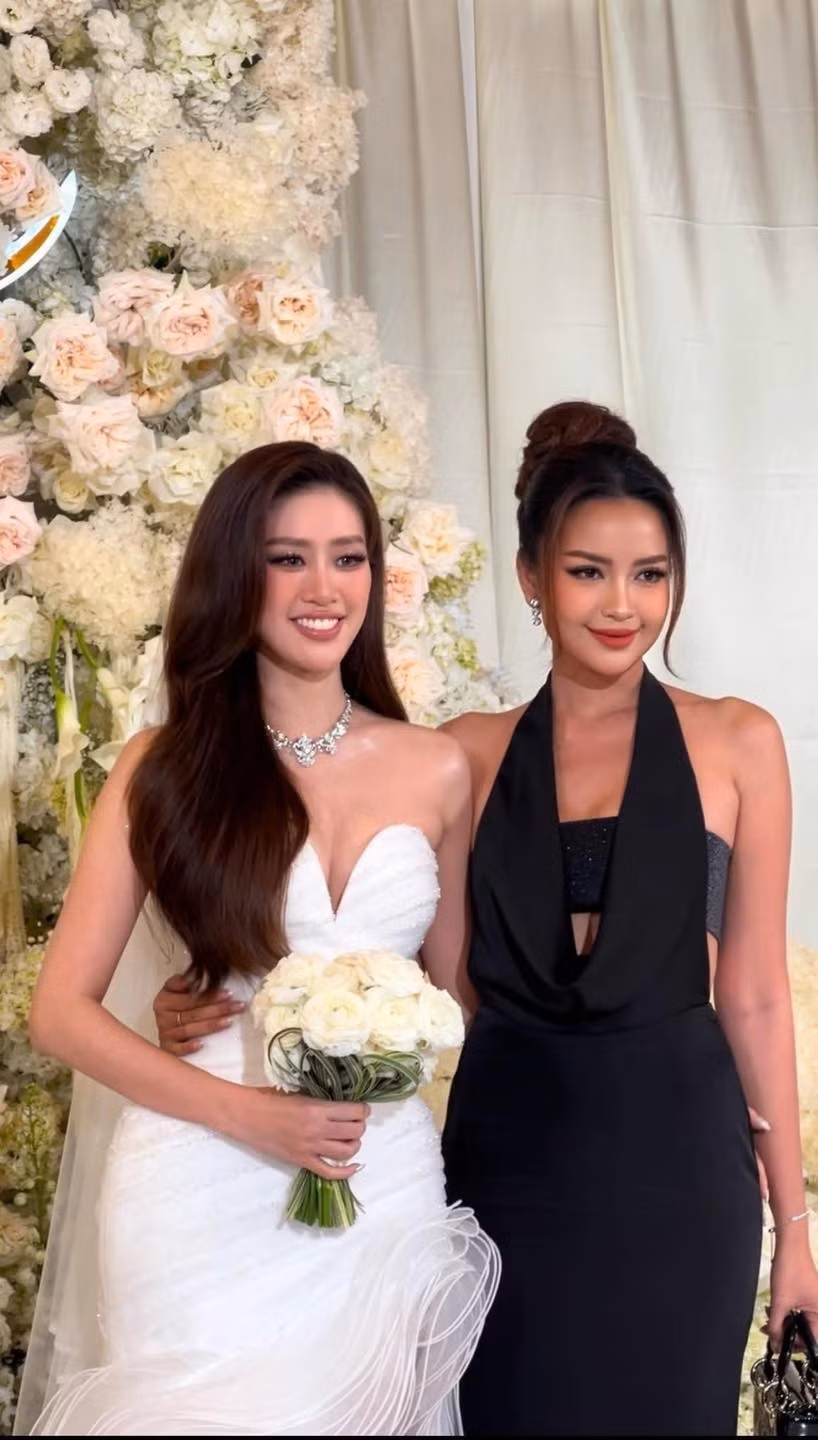 Ngọc Châu chúc phúc Khánh Vân. Hoa hậu Hoàn vũ Việt Nam 2022 có mối quan hệ thân thiết với cô dâu và chú rể Nguyễn Long.